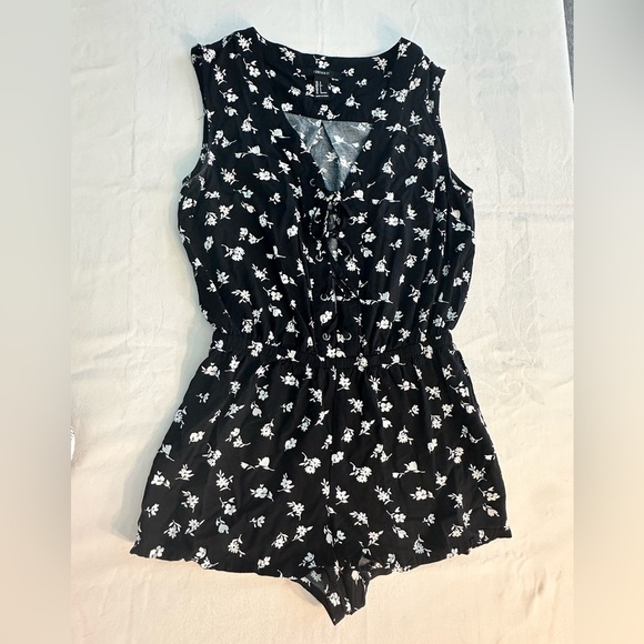 Forever 21 Romper Lace Up Front Black w/White Flowers Size Small Fairy Goth - Picture 4 of 8